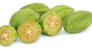 Frische Haritaki Früchte auf weissem Grund