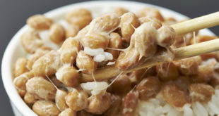 Natto auf Reis in einer Schale