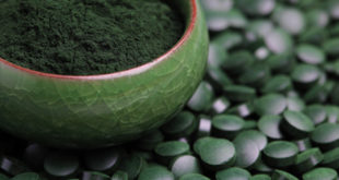 Spirulina Pulver und Tabletten