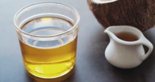 MCT Öl in Glas auf Tisch