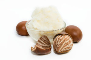 Sheabutter und Nüsse auf weissem Grund
