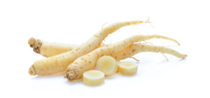 Ginseng Wurzel auf weissem Hintergrund