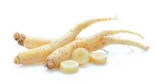 Ginseng Wurzel auf weissem Hintergrund
