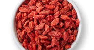 Goji-Beeren in Schale auf weissem Grund