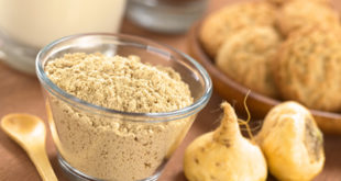 Maca Pulver und Maca Wurzeln auf brauner Unterlage