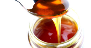 Manuka Honig im Glas auf weissem Grund