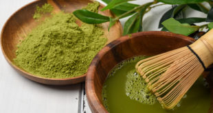 Matcha Tee in einer Holzschale