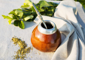 Mate Tee in traditioneller lateinamerikanische Kürbis Kalebasse mit Bombilla auf der Leinenserviette