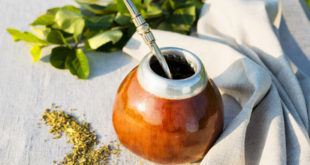 Mate Tee in traditioneller lateinamerikanische Kürbis Kalebasse mit Bombilla auf der Leinenserviette