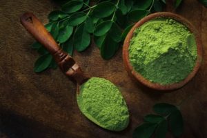 Moringa oleifera Pulver auf Holz