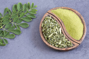 Moringa Blätter und Pulver