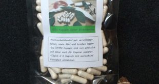 Birkenporling Kapseln in Tüte auf schwarzem Grund