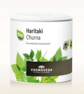 Haritaki Pulver in Dose auf weissem Grund